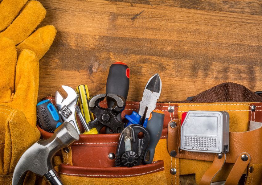 toolbelt-with-various-tools