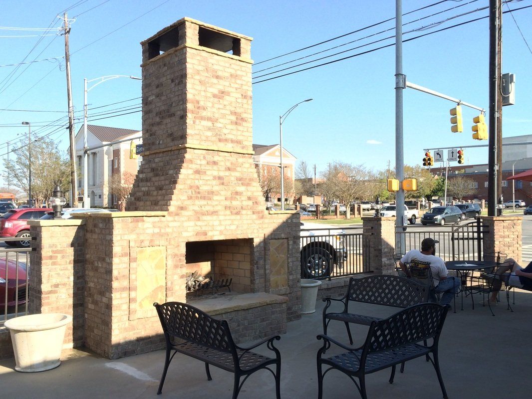 Live Oaks fireplace in Auburn, AL (334) 524-3550