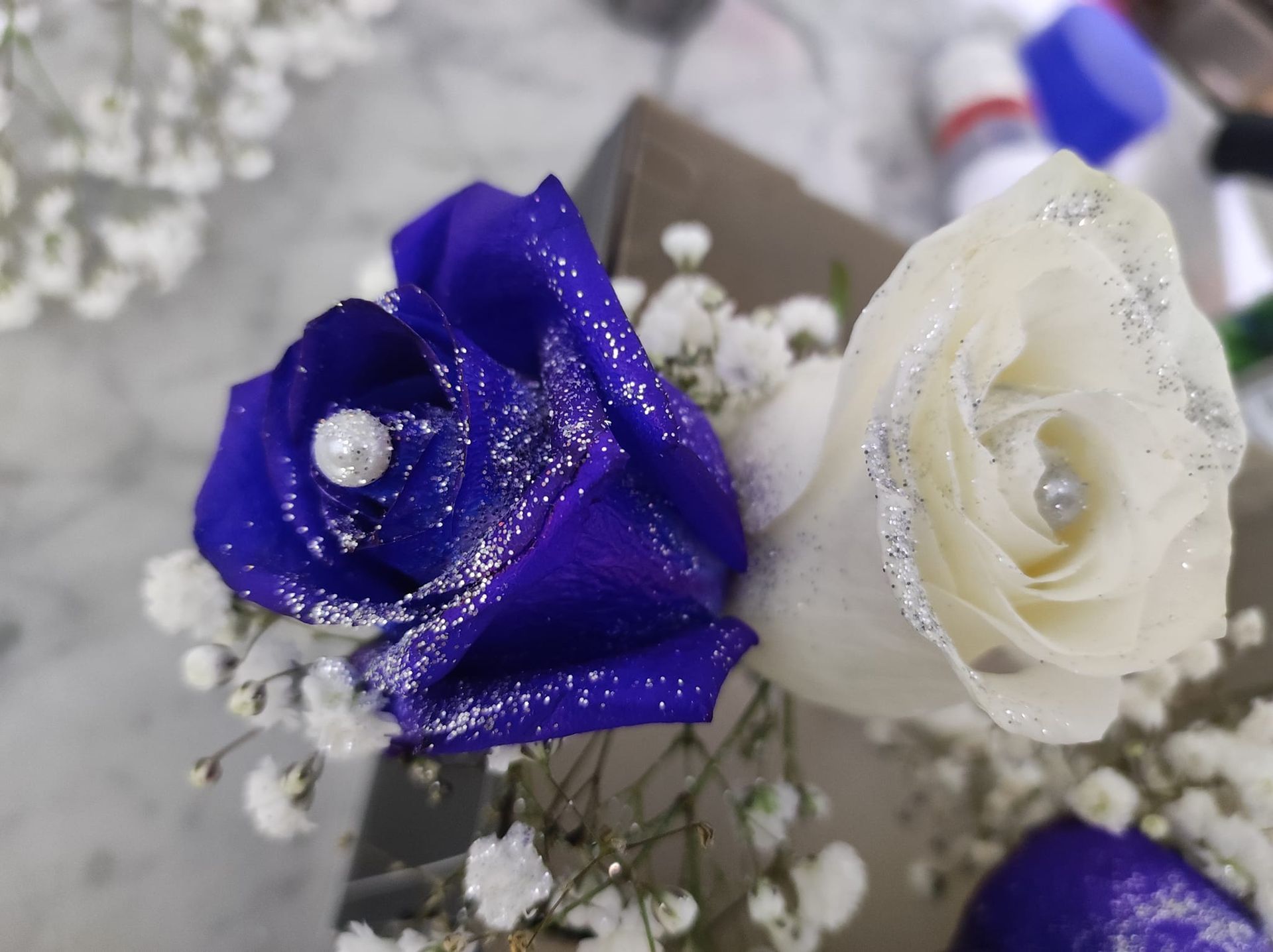 boquet di rose bianche e blu