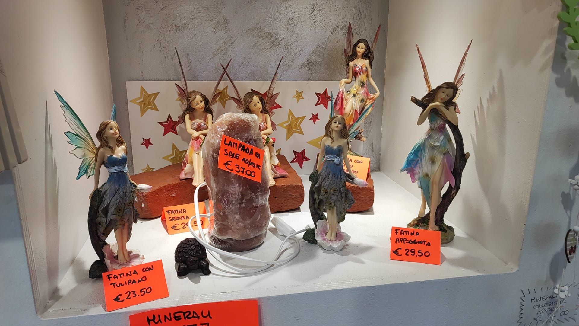 Statue di fare e lampade di sapone a Druento
