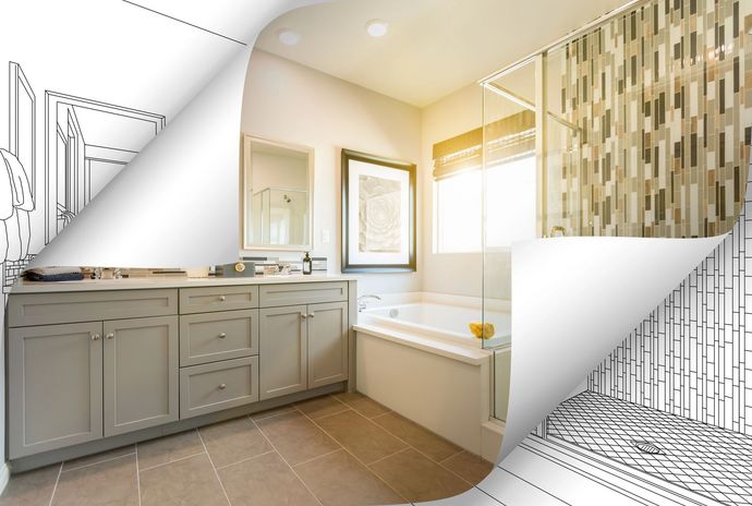 Bagno luminoso color beige con mobile lavabo, vasca, finestra e piastrelle decorative decorate.