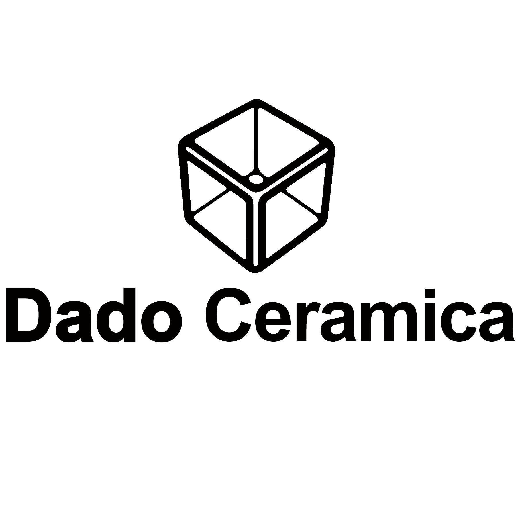 Logo di Dado Ceramica con un'icona geometrica a forma di cubo nero e testo nero in grassetto su sfondo bianco.