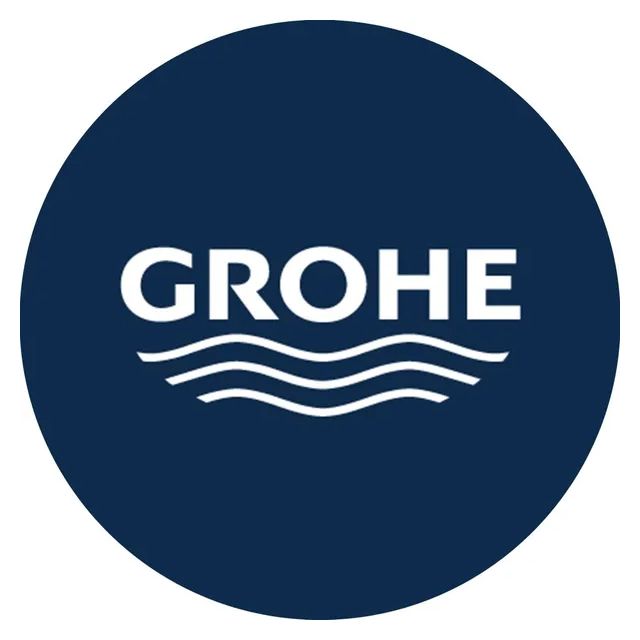 Logo GROHE in bianco su sfondo circolare blu scuro con linee ondulate sottostanti