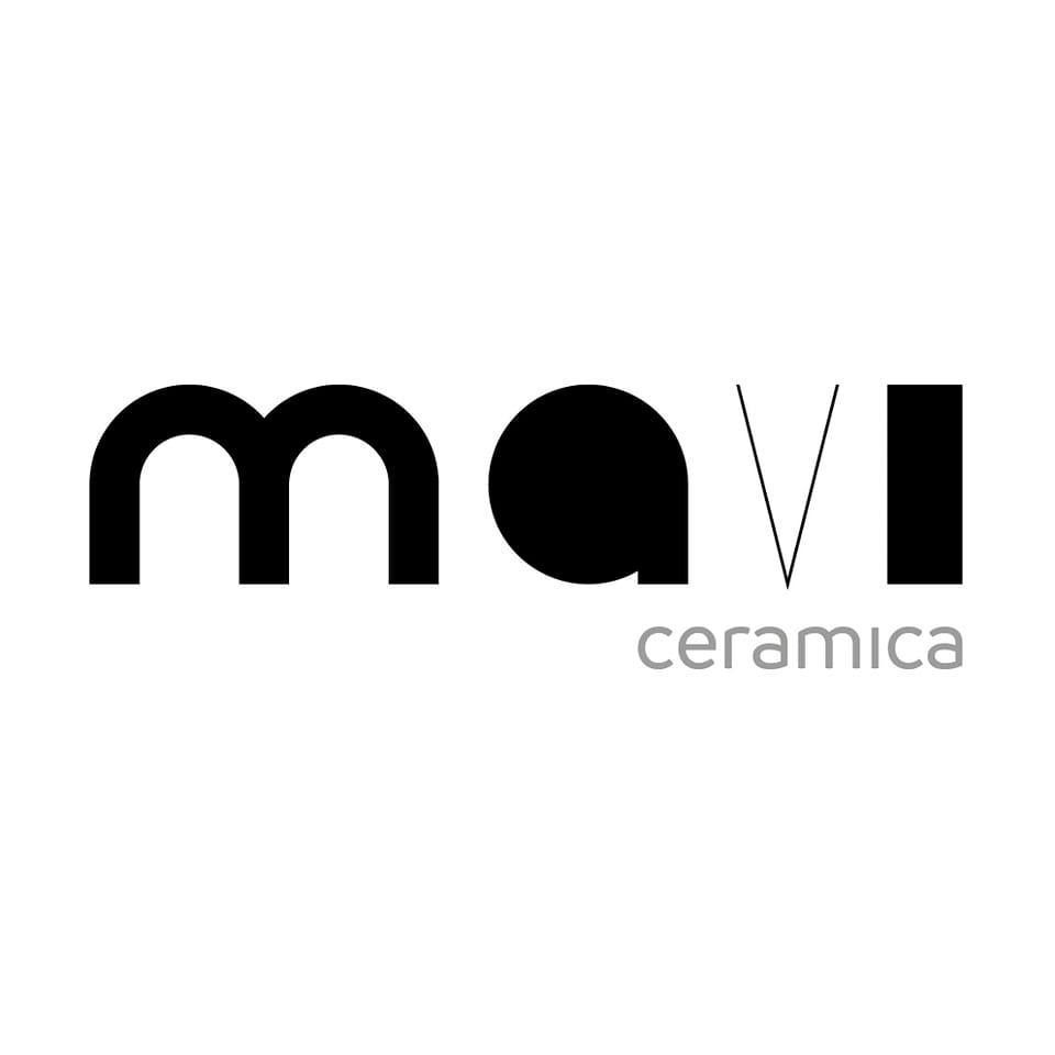 Logo di Mavi Ceramica in testo nero e grigio su sfondo bianco.