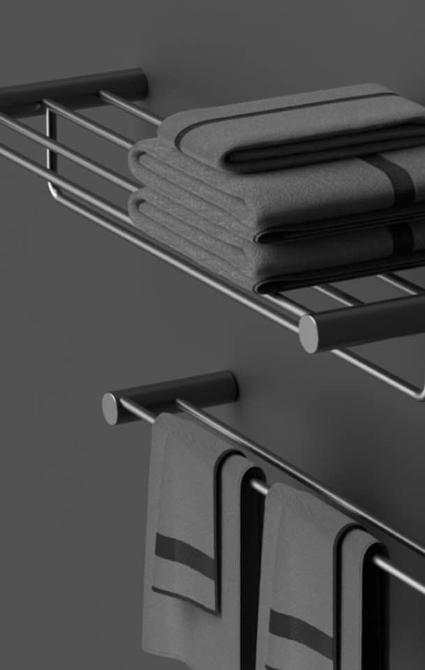 In un bagno, scaffali grigi minimalisti con asciugamani piegati e asciugamani appesi.