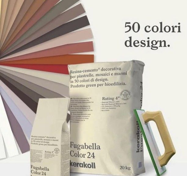 Campione di 50 colori di design accanto a sacchetti per imballaggio e un attrezzo con manico verde e testo in italiano