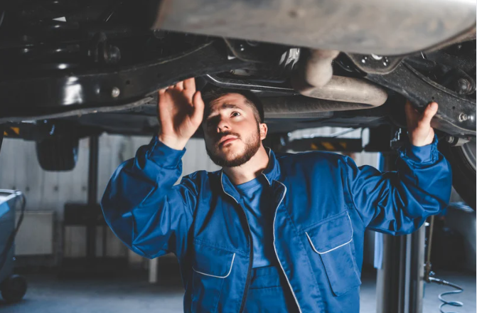 Automonteur aan het werk