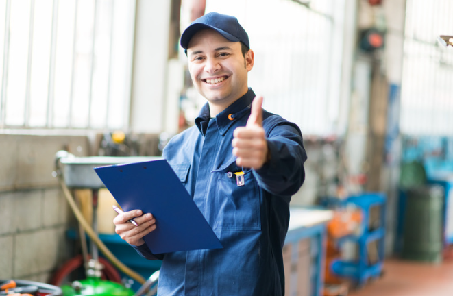 Een man in een blauw uniform houdt een klembord vast en steekt zijn duim omhoog.