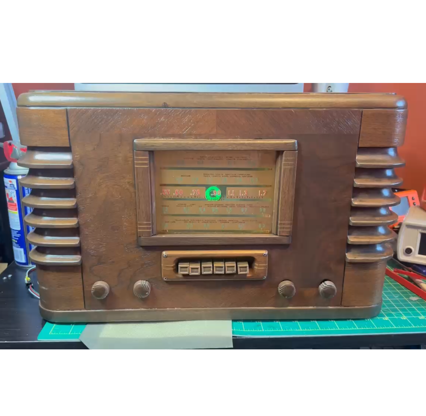 An old wooden radio is sitting on a table.
