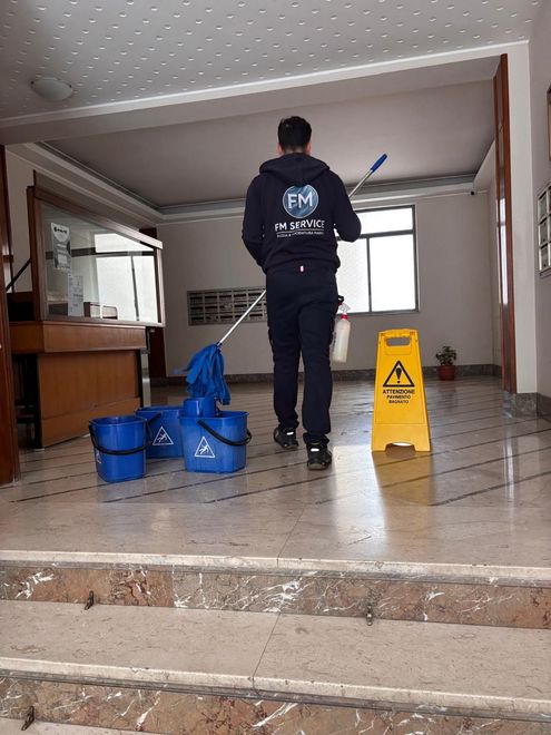 Team di pulizia professionale in un ambiente aziendale ordinato