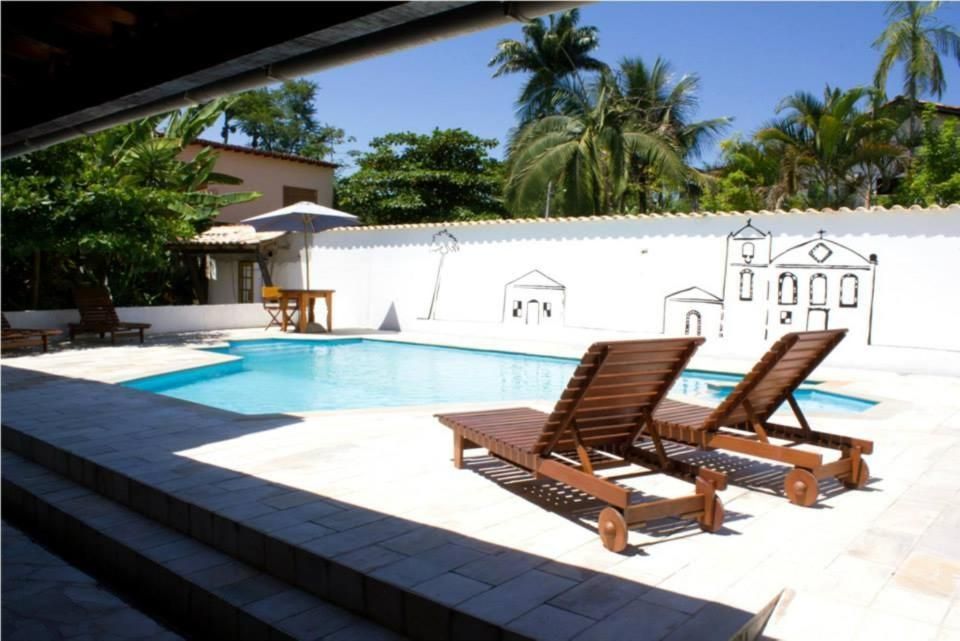 Uma piscina com duas espreguiçadeiras na frente