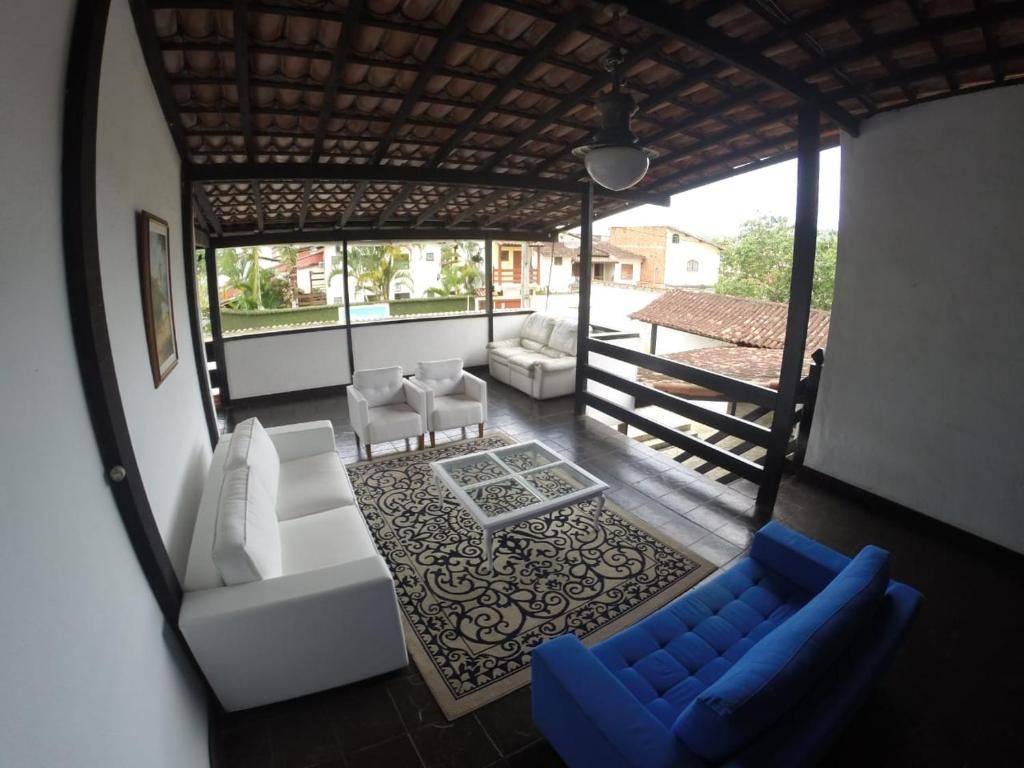 Uma sala de estar com um sofá azul e um sofá branco