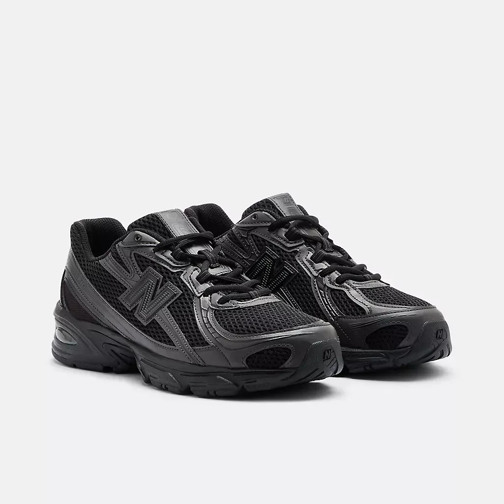 New Balance- 740 Black