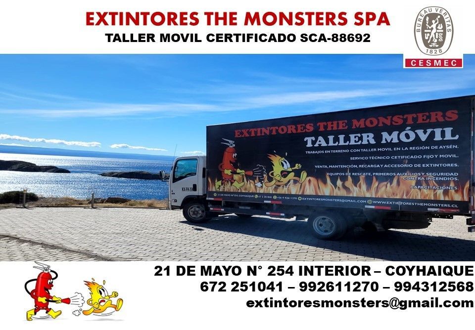 Camión taller móvil con extintores en Coyhaique, Chile. Presenta monstruos de dibujos animados, vista al mar e información de contacto.