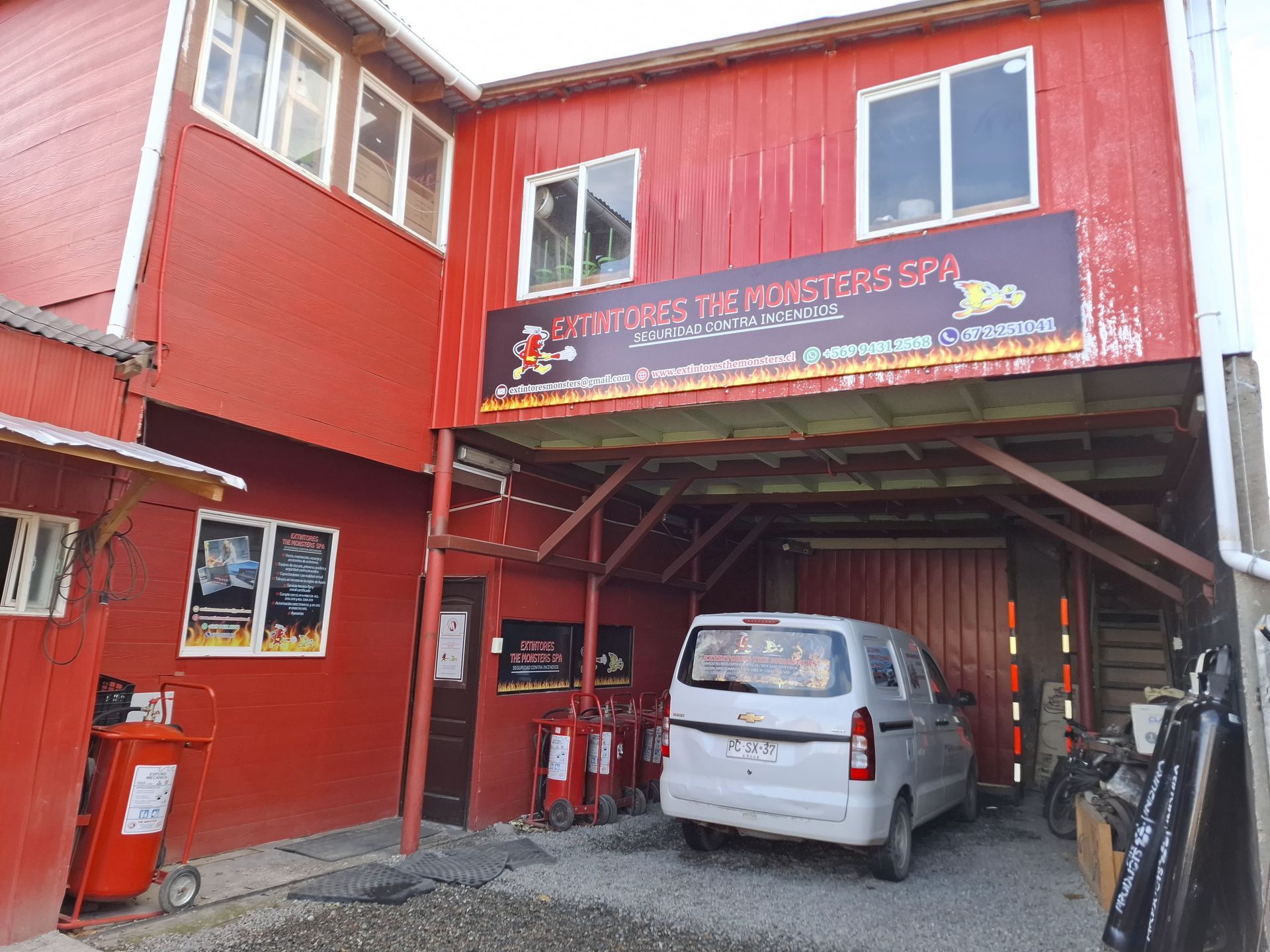 Edificio rojo con un cartel que dice 