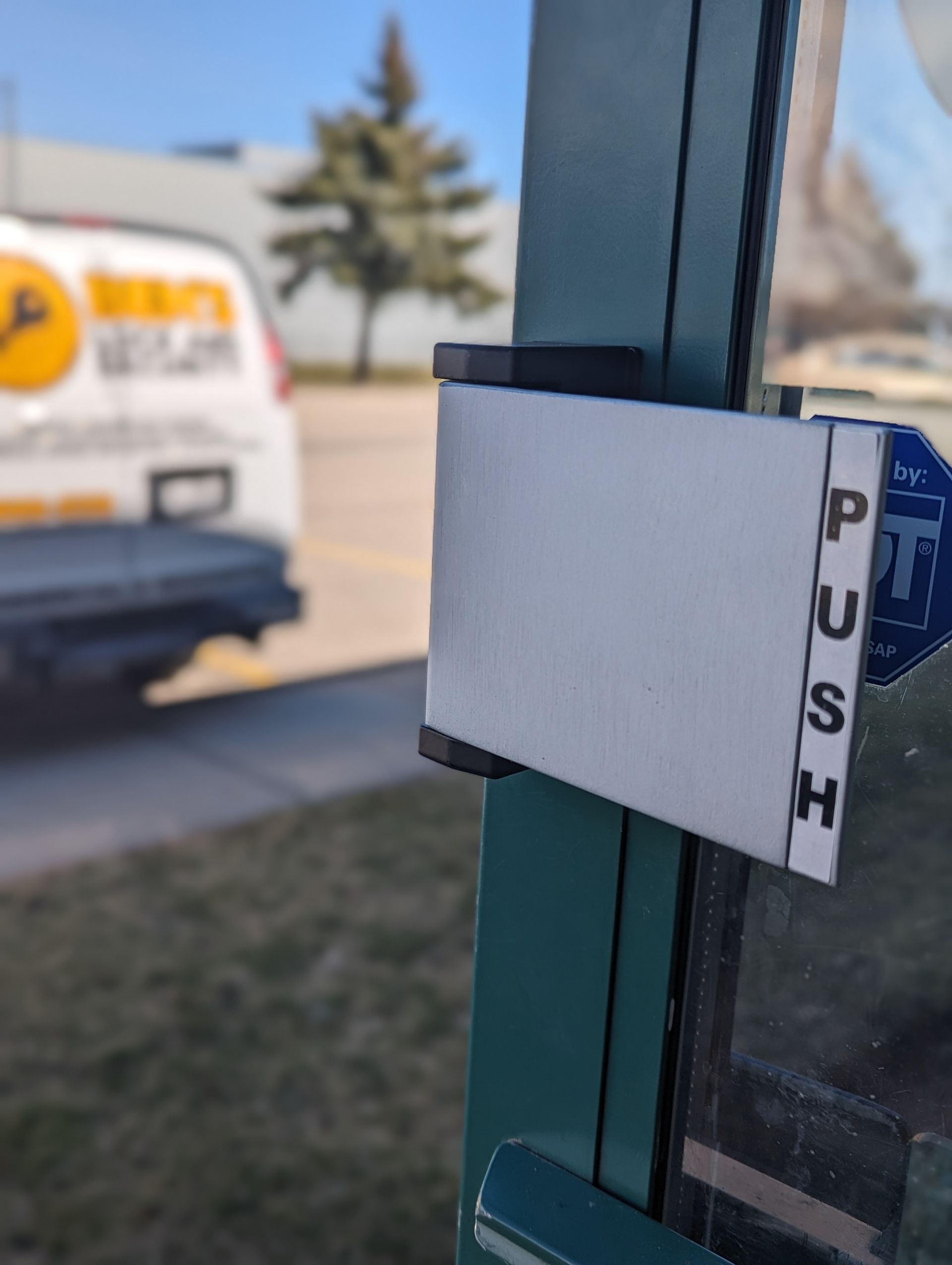 A sign on a door that says push on it