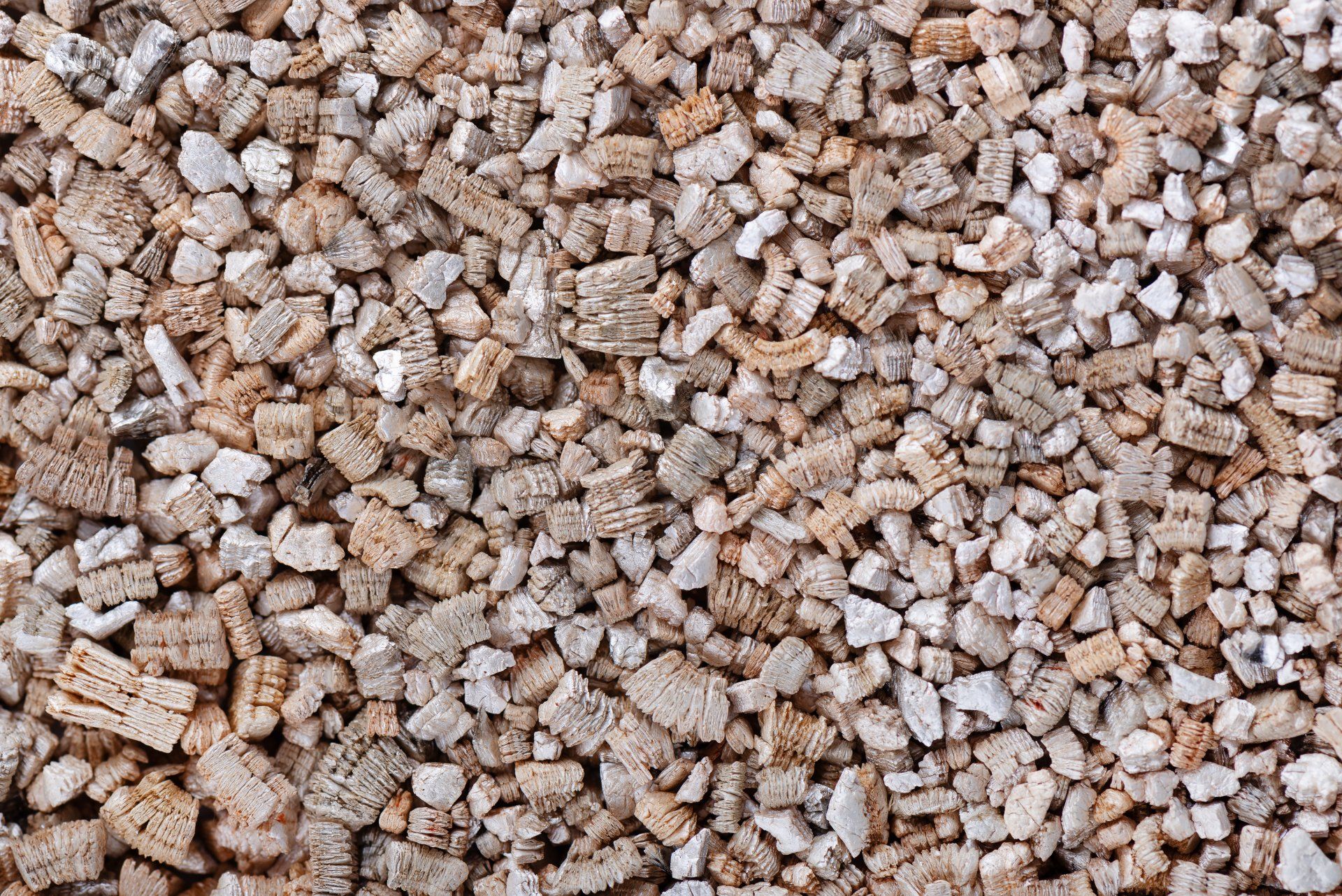Gros plan sur la vermiculite et amiante, un amendement du sol brun clair et gris.
