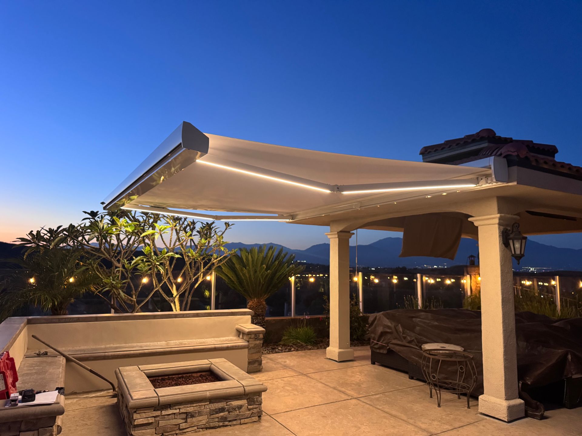 Motorized retractable awning with integrated LED lighting