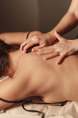 Un uomo si sta facendo fare un massaggio in una spa.