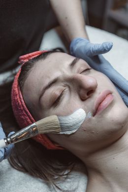 Una donna si sta sottoponendo a un trattamento per il viso con una spazzola.