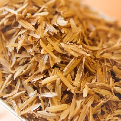 A close up of a pile of rice husks