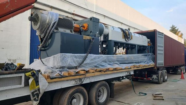 Una máquina grande está colocada encima de un camión.