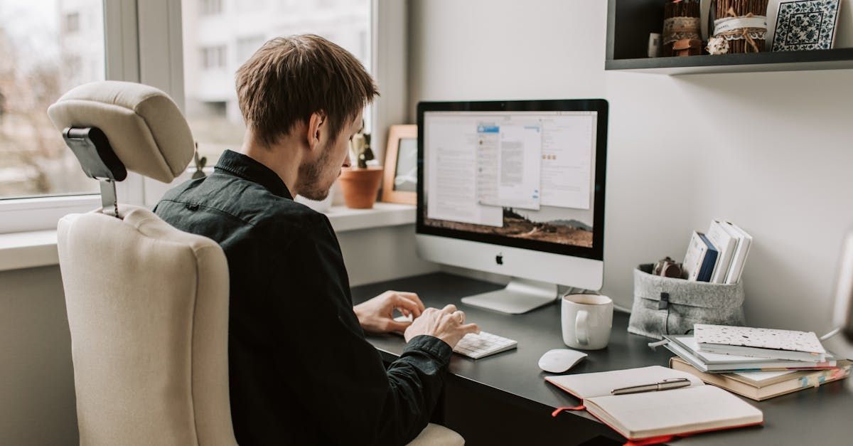 Professional working on a computer to develop an SEO strategy.
