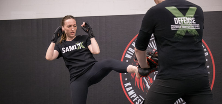 Eine Frau und ein Mann beim Kampfsporttraining
