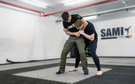 Zwei Männer kämpfen im Training miteinander