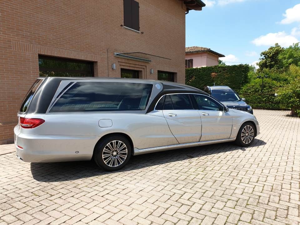 Auto funebre Mercedes moderna
