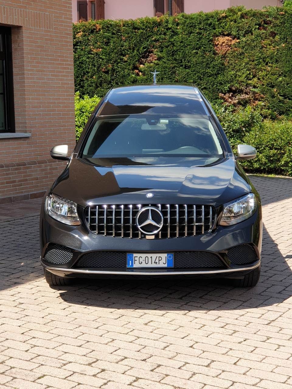 Auto funebre nera