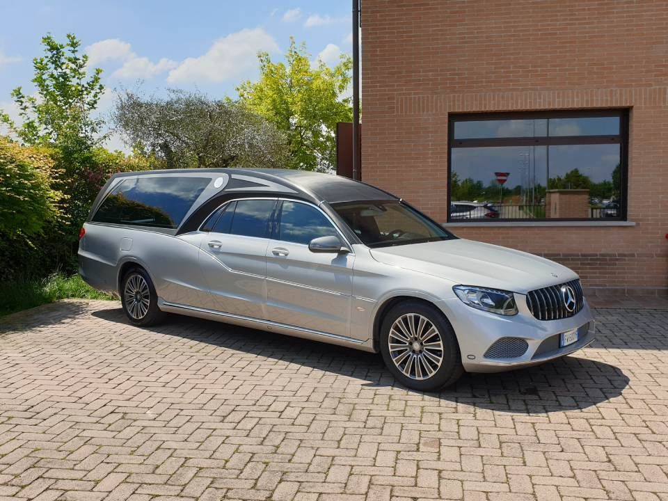 Auto bianca per funerali