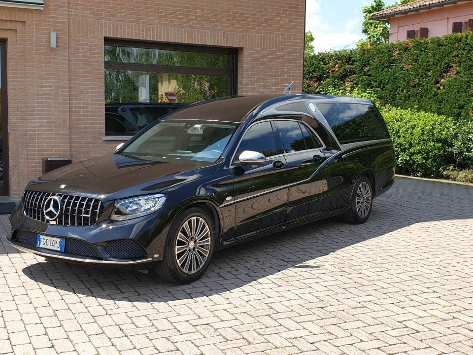 Auto funebre nera elegante