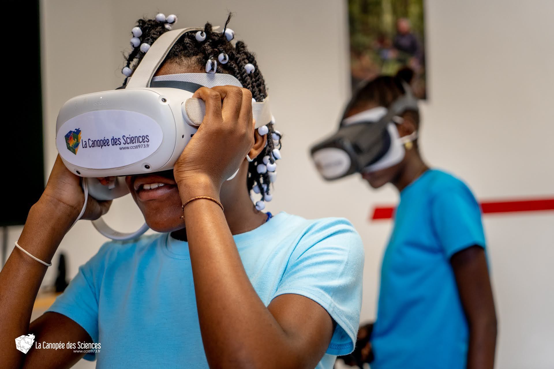 Une jeune fille porte un casque de réalité virtuelle.