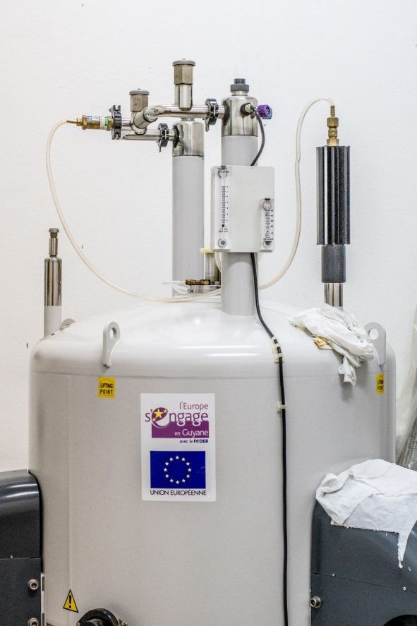 Une machine avec un autocollant dessus qui dit « Union européenne »