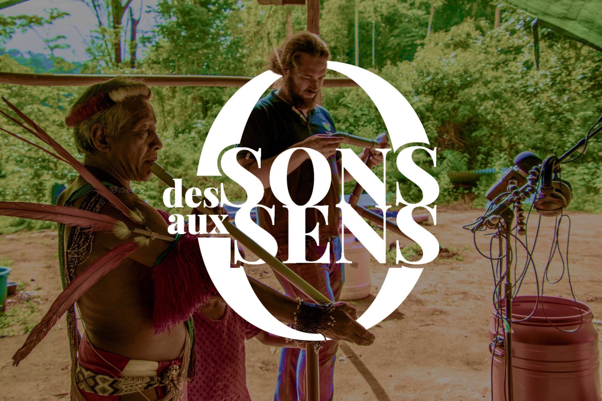 Un homme et une femme se tiennent côte à côte devant un panneau indiquant « sons aux sens ».