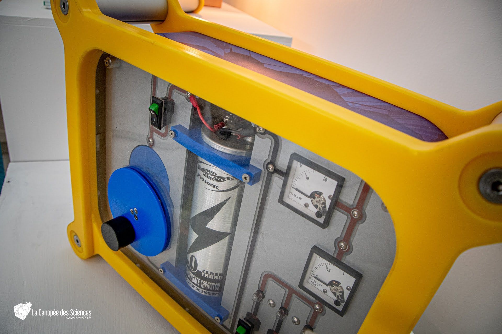 Un objet jaune avec un bouton bleu dessus