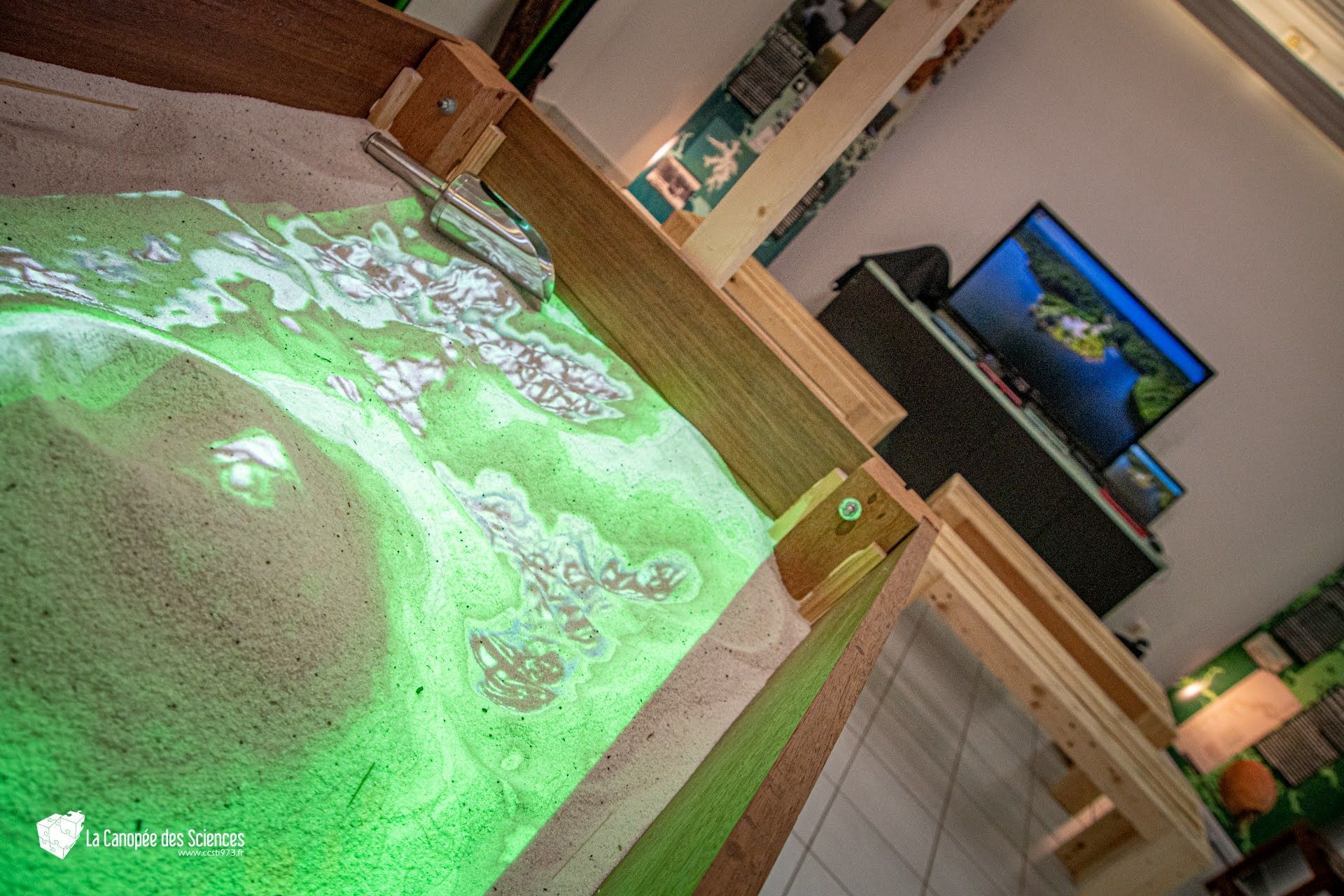 Une table en bois avec une lumière verte dessus dans un salon.