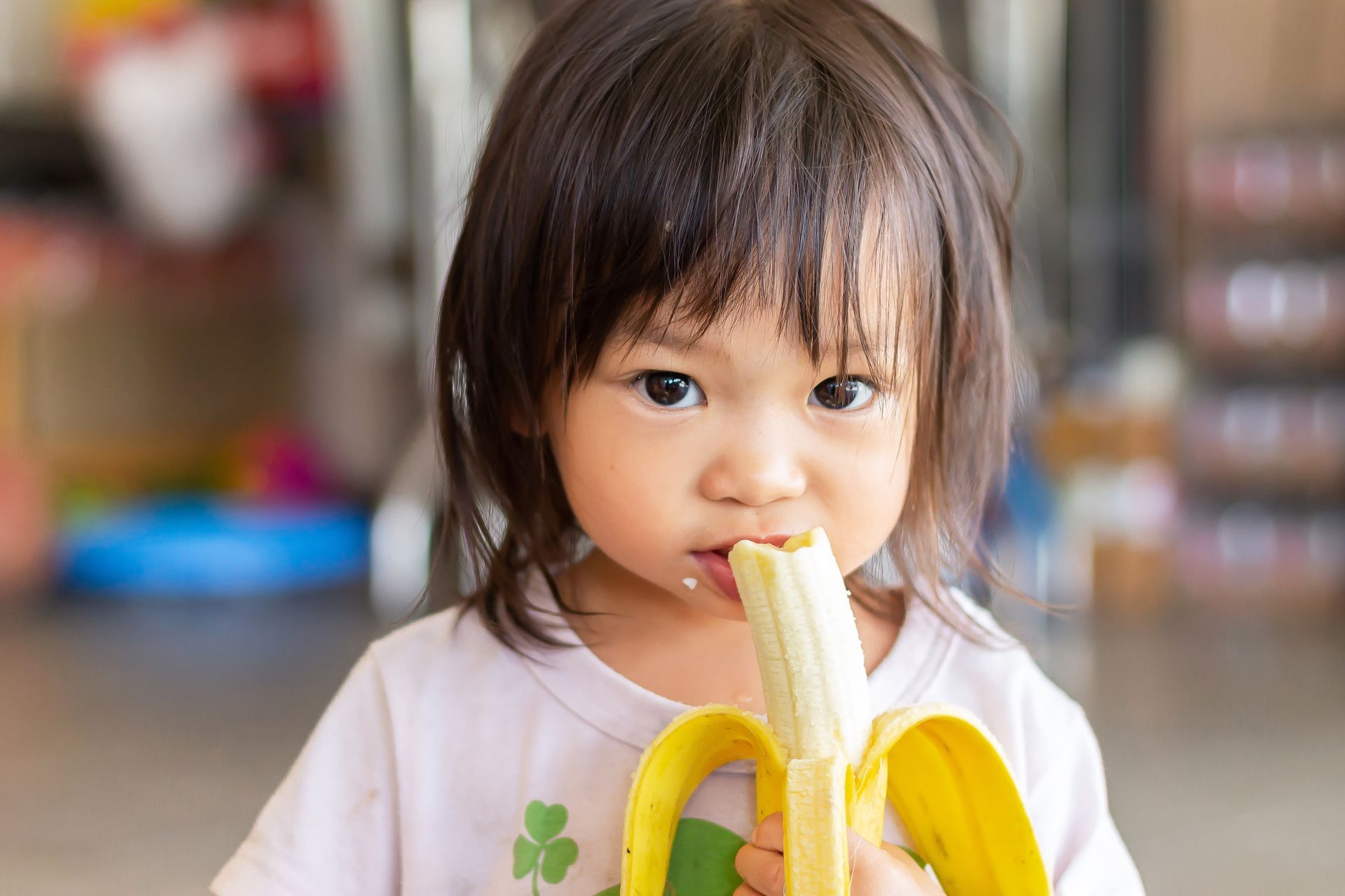 Young child confidently eating fruit — building food confidence is at the heart of the Picky Eater Parenting programme