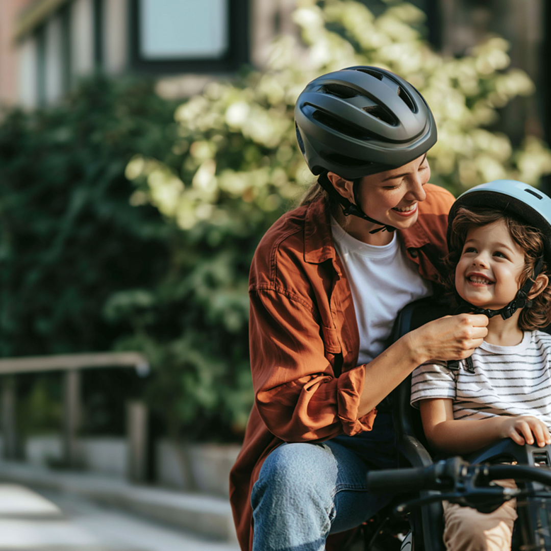 Mãe e filha sorrindo em uma bicicleta