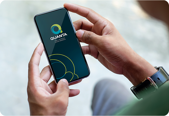 Pessoa segurando um smartphone exibindo o logotipo da Quanta em um fundo azul-petróleo.
