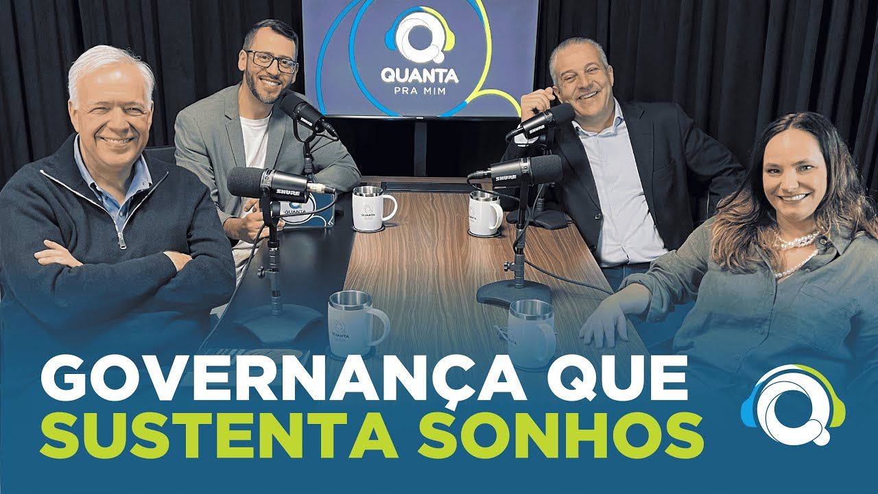 Painel de cinco pessoas em uma mesa com microfones discutindo 