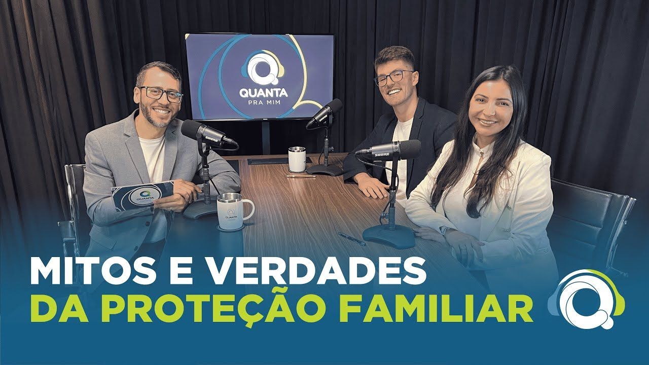 Três pessoas em um estúdio discutindo mitos e verdades sobre proteção familiar.