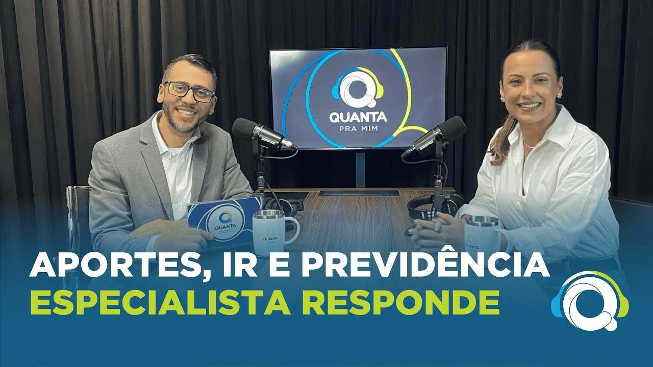 Duas pessoas em um podcast, discutindo 