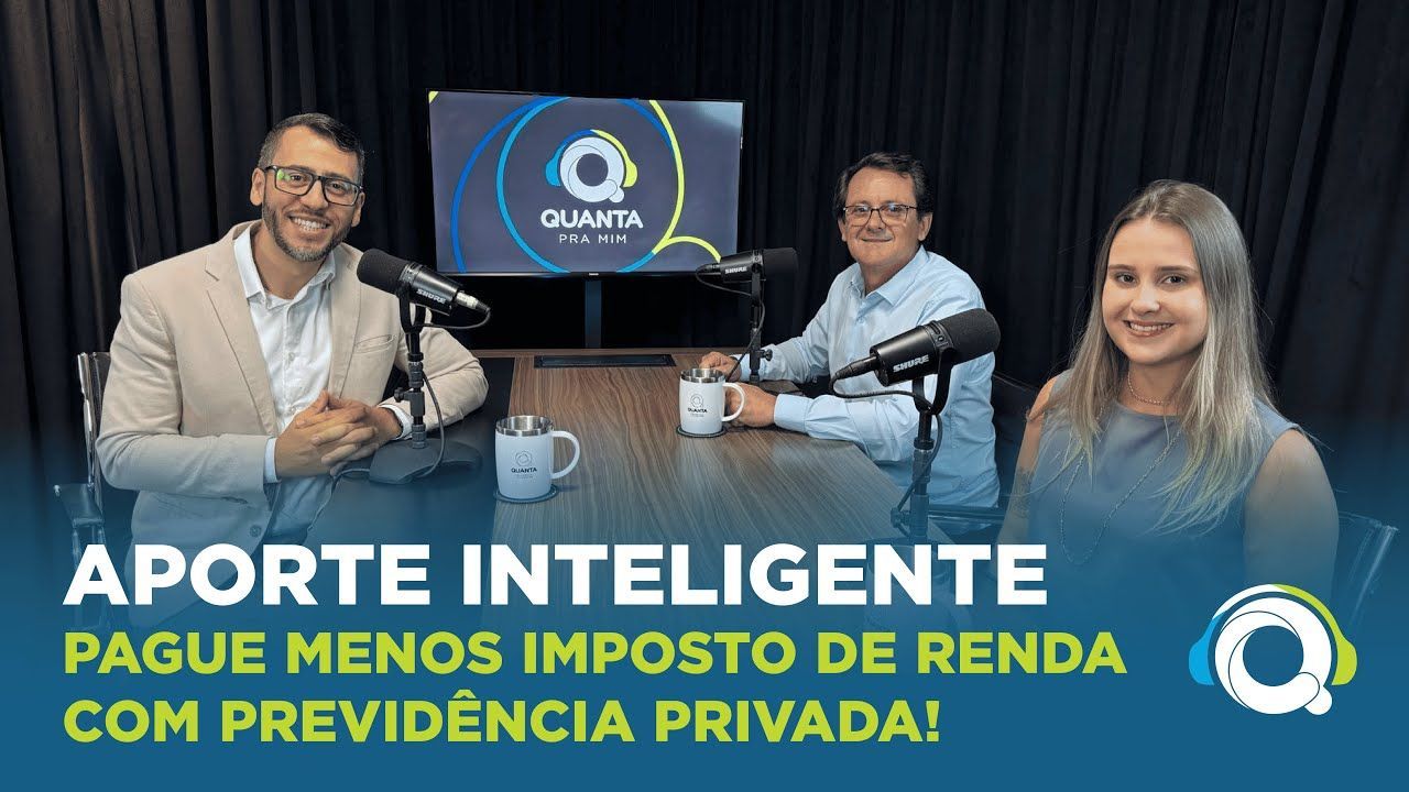 Três pessoas discutem 