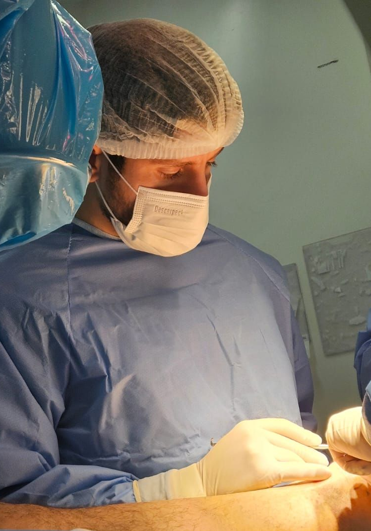 Dr. Vinícius Bertelli realizando cirurgia de pé e tornozelo em Ribeirão Preto