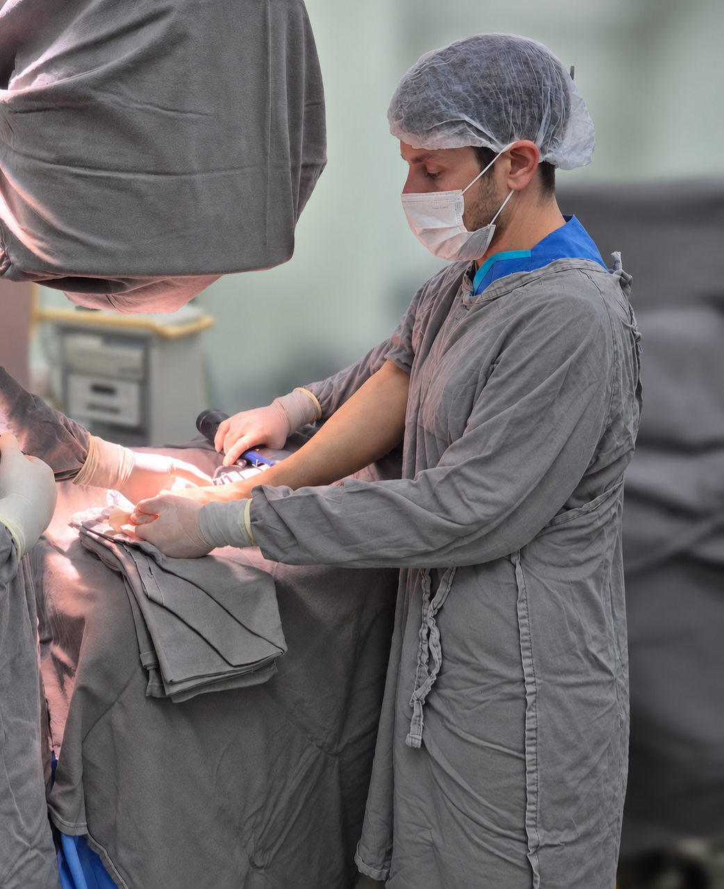 Dr. Vinícius Bertelli realizando cirurgia de pé e tornozelo em Ribeirão Preto