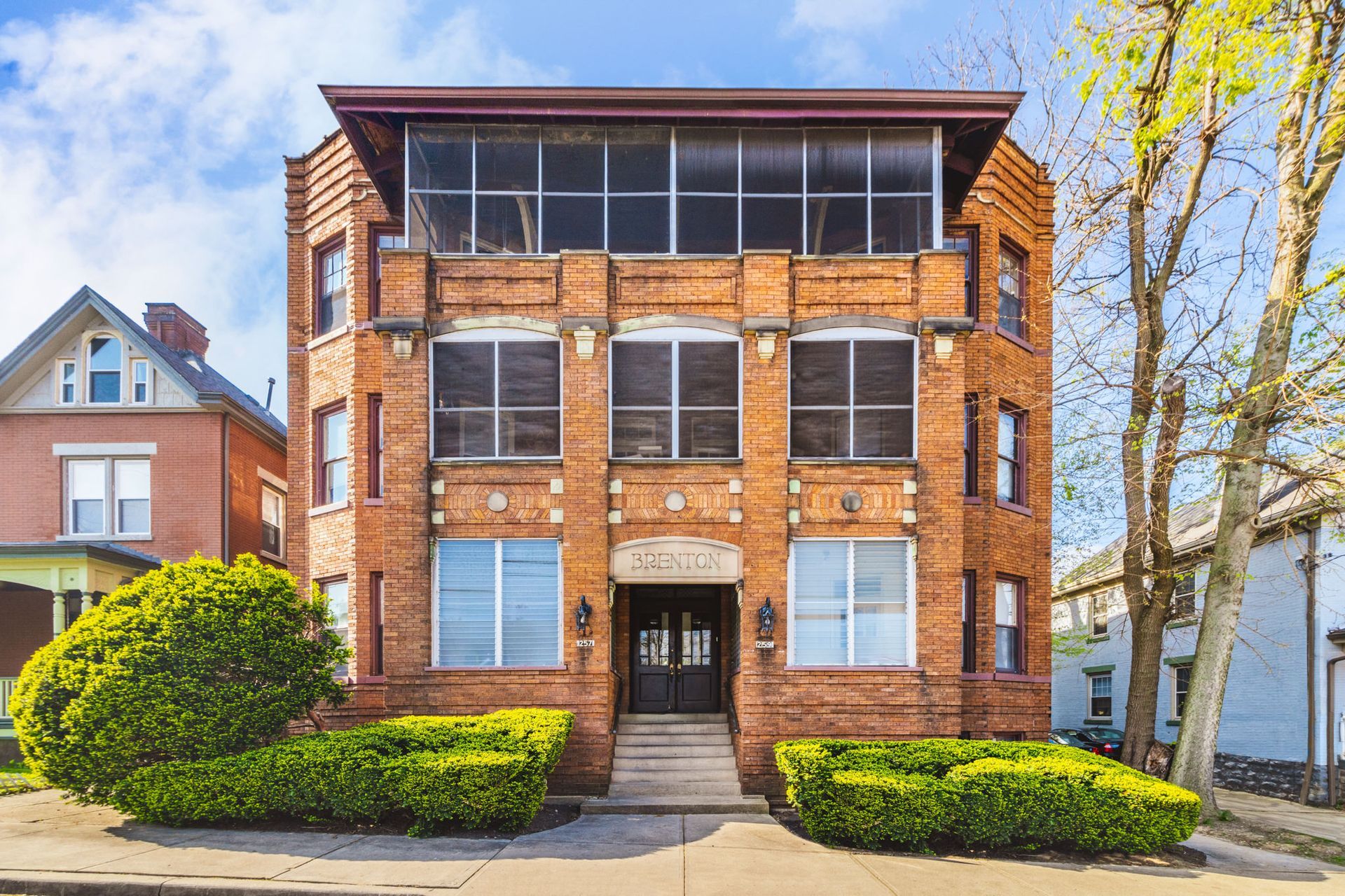 A large brick apartment building with lots of windows