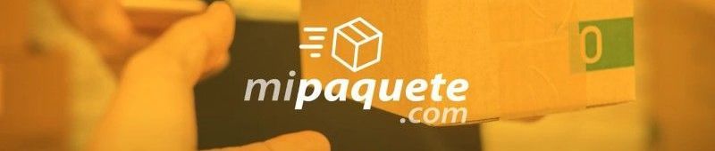 Una persona sostiene una caja que dice mipaquete.
