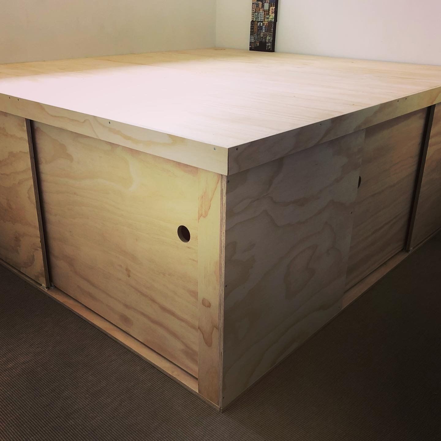 Houten platformbedframe met opberglades.